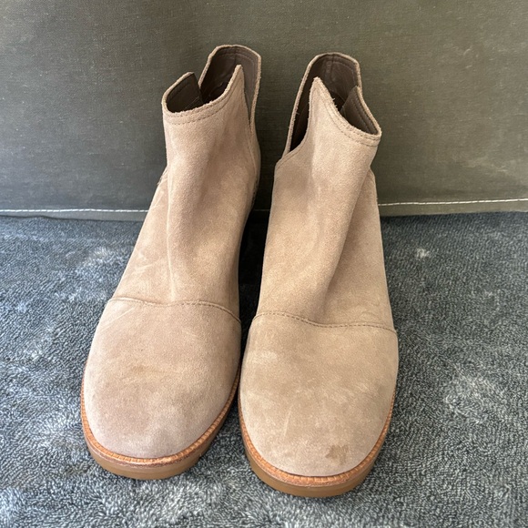 NWOT Sorel Cate tan suede ankle boots w cut out sides and a block heel 
Size 9 - Picture 2 of 6